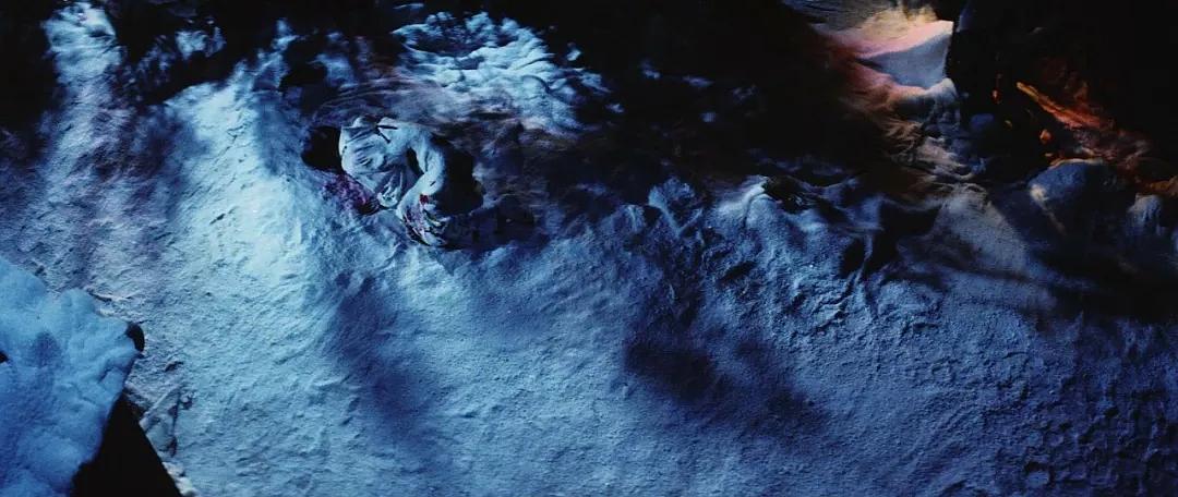 雪最后的身姿，犹如母胎中的婴儿，魔环回到了原点